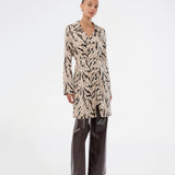Printed shirt dress in 100% recycled polyester with collar, V-neck and button closure. The Saber-limbed Print Dress has a tie at the waist and a knee length for a flattering cut.
