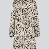 Printed shirt dress in 100% recycled polyester with collar, V-neck and button closure. The Saber-limbed Print Dress has a tie at the waist and a knee length for a flattering cut.
