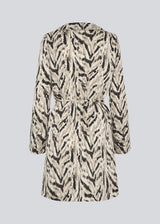 Printed shirt dress in 100% recycled polyester with collar, V-neck and button closure. The Saber-limbed Print Dress has a tie at the waist and a knee length for a flattering cut.
