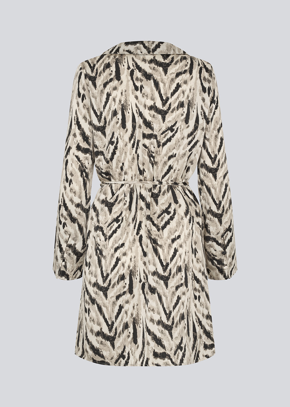 Printed shirt dress in 100% recycled polyester with collar, V-neck and button closure. The Saber-limbed Print Dress has a tie at the waist and a knee length for a flattering cut.
