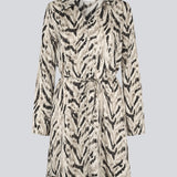 Printed shirt dress in 100% recycled polyester with collar, V-neck and button closure. The Saber-limbed Print Dress has a tie at the waist and a knee length for a flattering cut.
