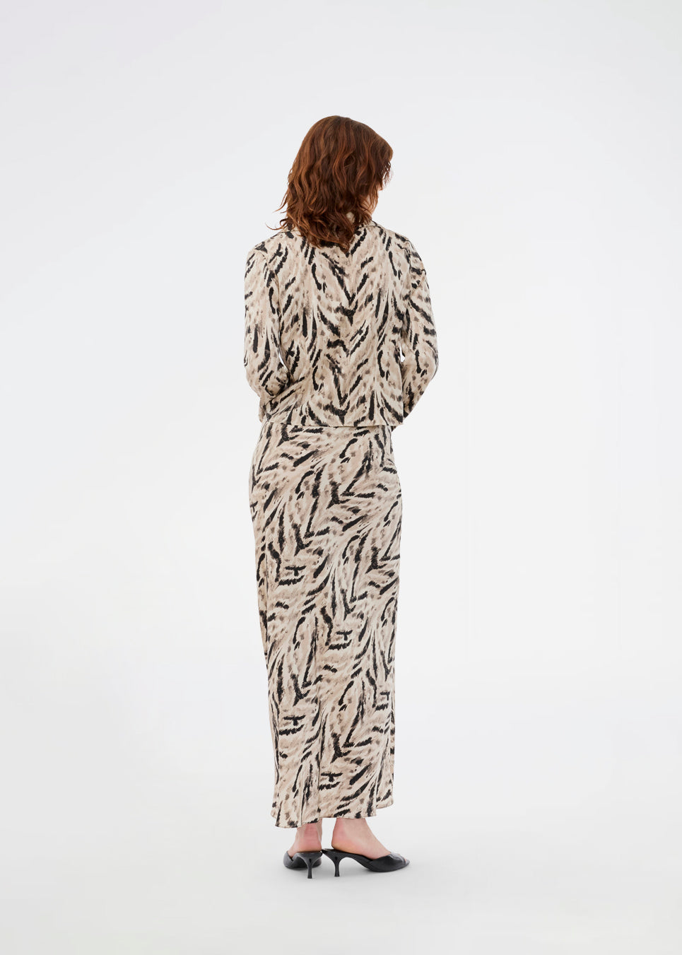 Printed shirt in 100% recycled polyester. Sabellemd print shirt has a collar, V-neck, button closure and a flattering length to the hip. A light and stylish choice for both everyday and special occasions.