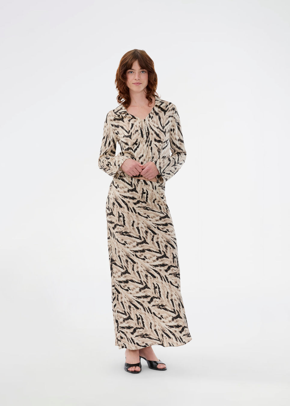 Printed shirt in 100% recycled polyester. Sabellemd print shirt has a collar, V-neck, button closure and a flattering length to the hip. A light and stylish choice for both everyday and special occasions.