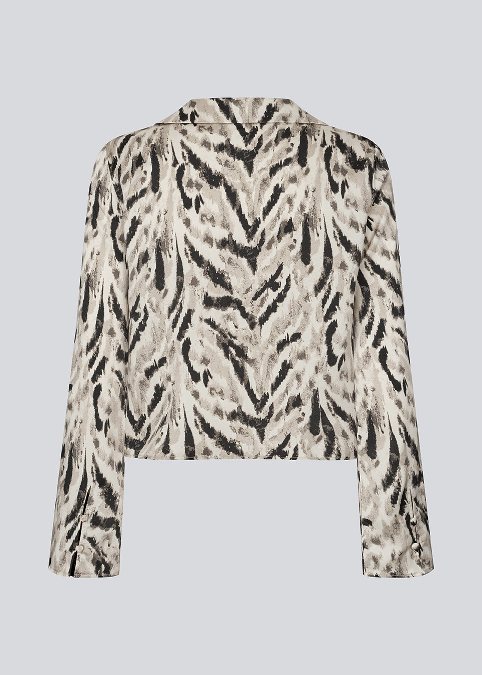 Printed shirt in 100% recycled polyester. Sabellemd print shirt has a collar, V-neck, button closure and a flattering length to the hip. A light and stylish choice for both everyday and special occasions.