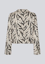 Printed shirt in 100% recycled polyester. Sabellemd print shirt has a collar, V-neck, button closure and a flattering length to the hip. A light and stylish choice for both everyday and special occasions.