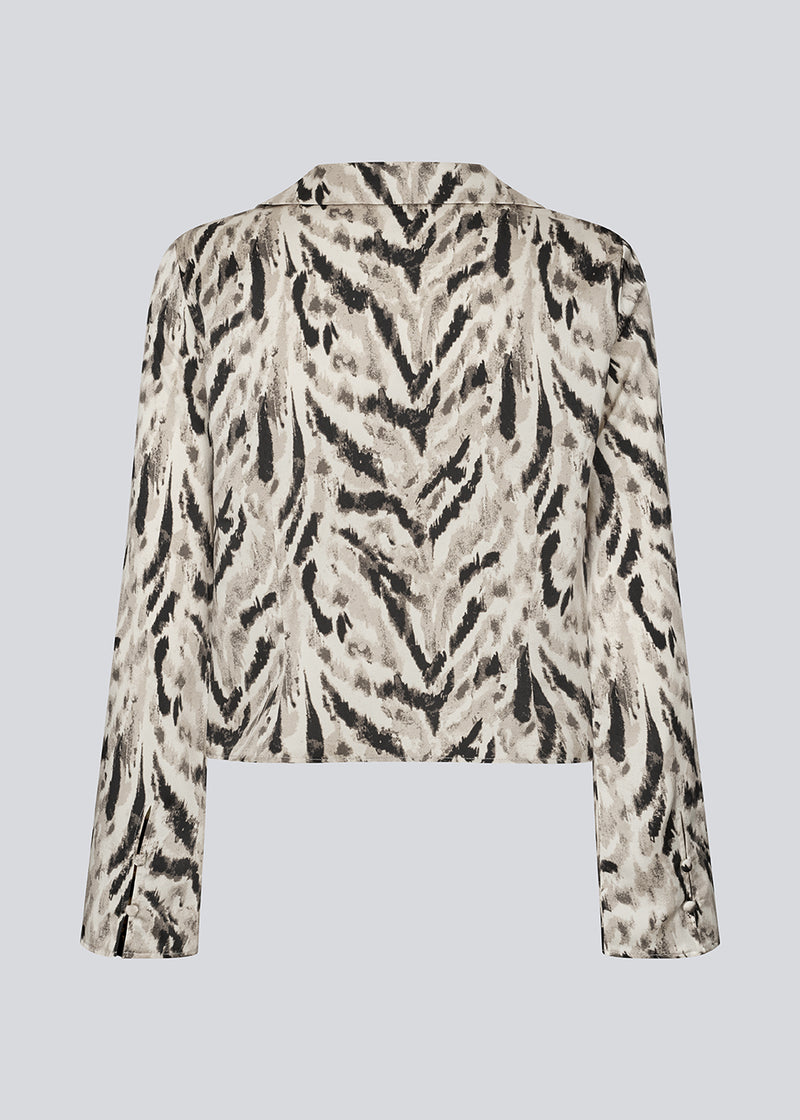 Printed shirt in 100% recycled polyester. Sabellemd print shirt has a collar, V-neck, button closure and a flattering length to the hip. A light and stylish choice for both everyday and special occasions.