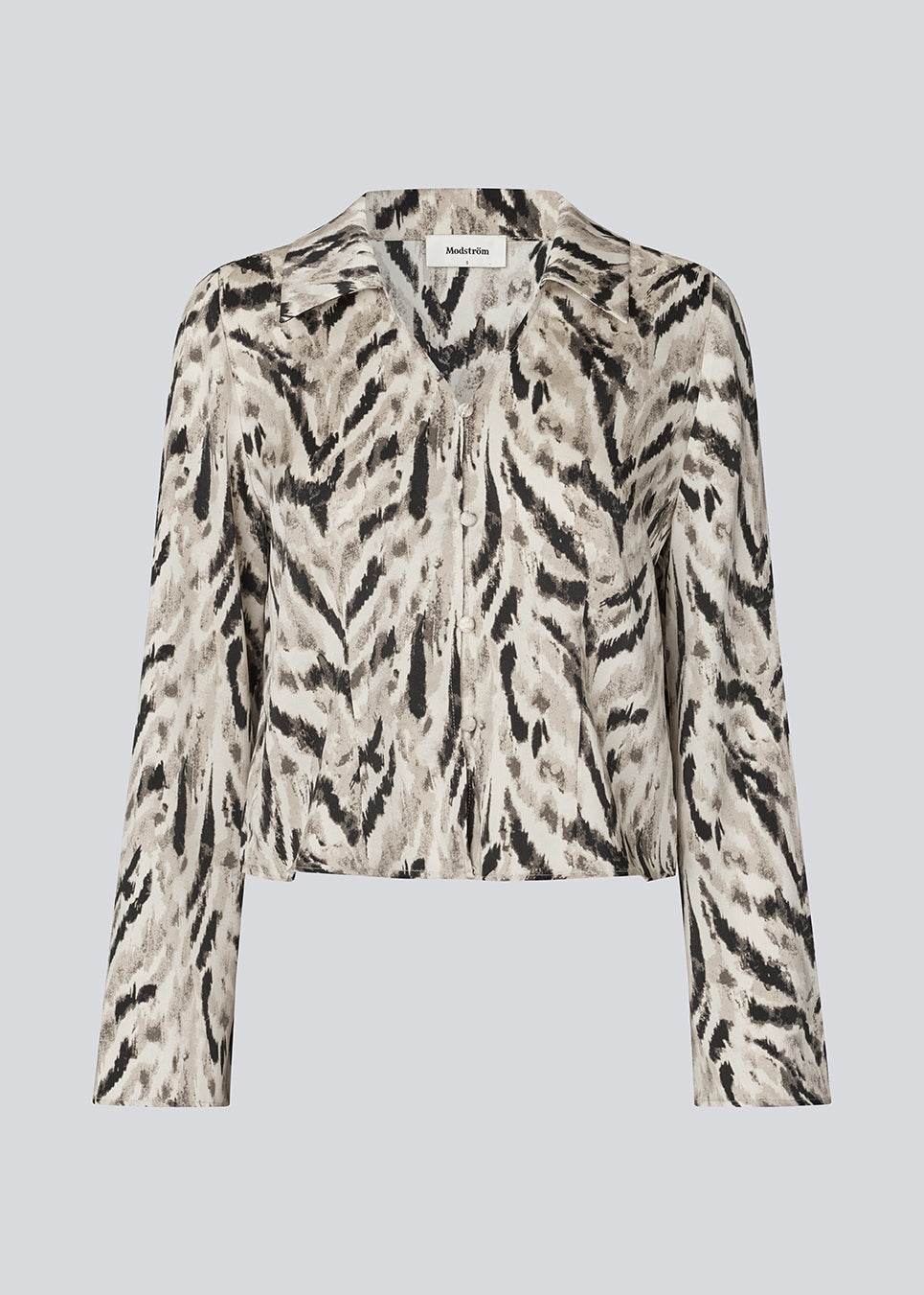 Printed shirt in 100% recycled polyester. Sabellemd print shirt has a collar, V-neck, button closure and a flattering length to the hip. A light and stylish choice for both everyday and special occasions.
