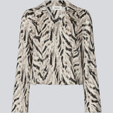 Printed shirt in 100% recycled polyester. Sabellemd print shirt has a collar, V-neck, button closure and a flattering length to the hip. A light and stylish choice for both everyday and special occasions.