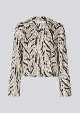 Printed shirt in 100% recycled polyester. Sabellemd print shirt has a collar, V-neck, button closure and a flattering length to the hip. A light and stylish choice for both everyday and special occasions.