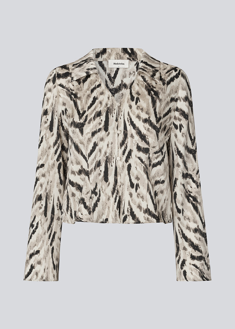 Printed shirt in 100% recycled polyester. Sabellemd print shirt has a collar, V-neck, button closure and a flattering length to the hip. A light and stylish choice for both everyday and special occasions.