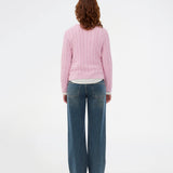 Fitted knit in light pink with a round neckline in 100% organic cotton. Sabremd o-neck has a cable pattern and an embroidered chest logo. The model is 175 cm and wears a size s/36.