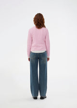 Fitted knit in light pink with a round neckline in 100% organic cotton. Sabremd o-neck has a cable pattern and an embroidered chest logo. The model is 175 cm and wears a size s/36.