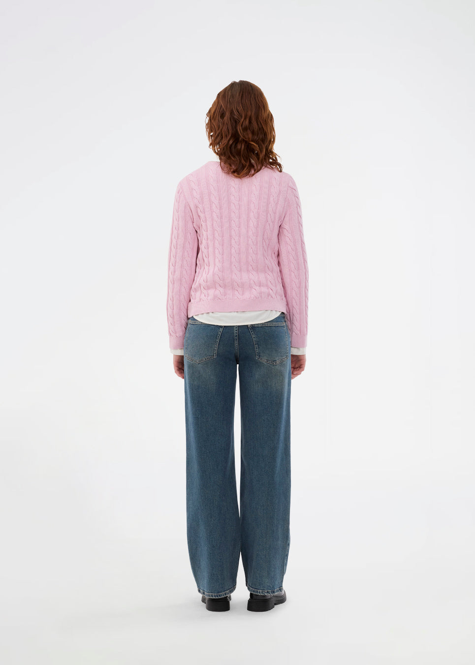 Fitted knit in light pink with a round neckline in 100% organic cotton. Sabremd o-neck has a cable pattern and an embroidered chest logo. The model is 175 cm and wears a size s/36.