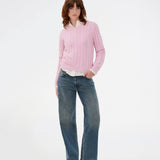 Fitted knit in light pink with a round neckline in 100% organic cotton. Sabremd o-neck has a cable pattern and an embroidered chest logo. The model is 175 cm and wears a size s/36.