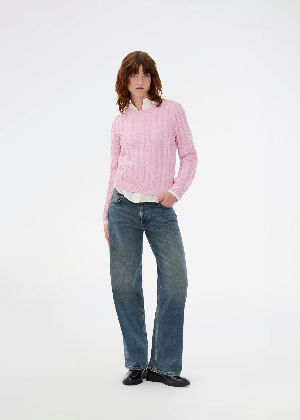Fitted knit in light pink with a round neckline in 100% organic cotton. Sabremd o-neck has a cable pattern and an embroidered chest logo. The model is 175 cm and wears a size s/36.