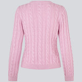 Fitted knit in light pink with a round neckline in 100% organic cotton. Sabremd o-neck has a cable pattern and an embroidered chest logo. The model is 175 cm and wears a size s/36.