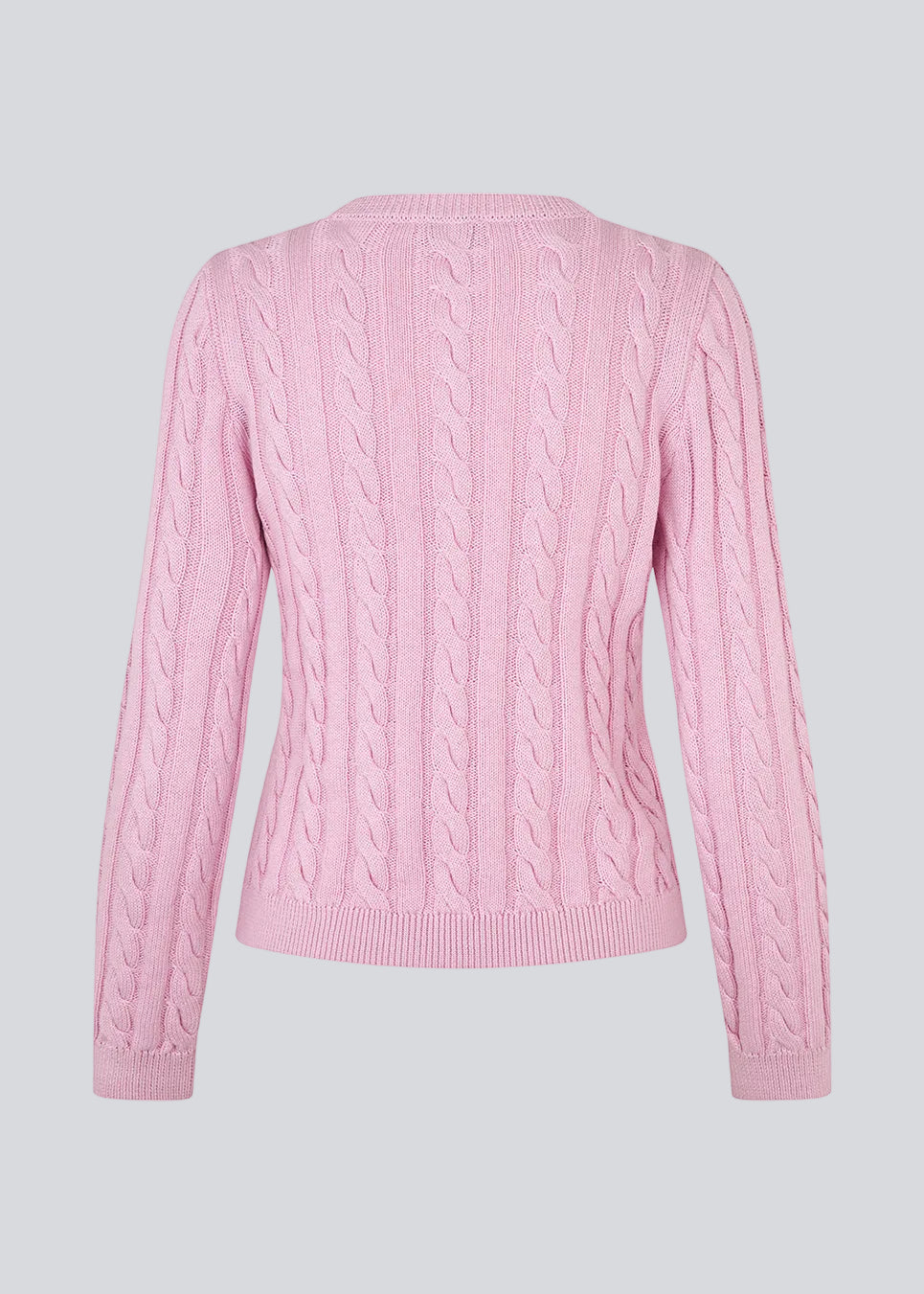 Fitted knit in light pink with a round neckline in 100% organic cotton. Sabremd o-neck has a cable pattern and an embroidered chest logo. The model is 175 cm and wears a size s/36.