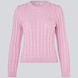 Fitted knit in light pink with a round neckline in 100% organic cotton. Sabremd o-neck has a cable pattern and an embroidered chest logo. The model is 175 cm and wears a size s/36.
