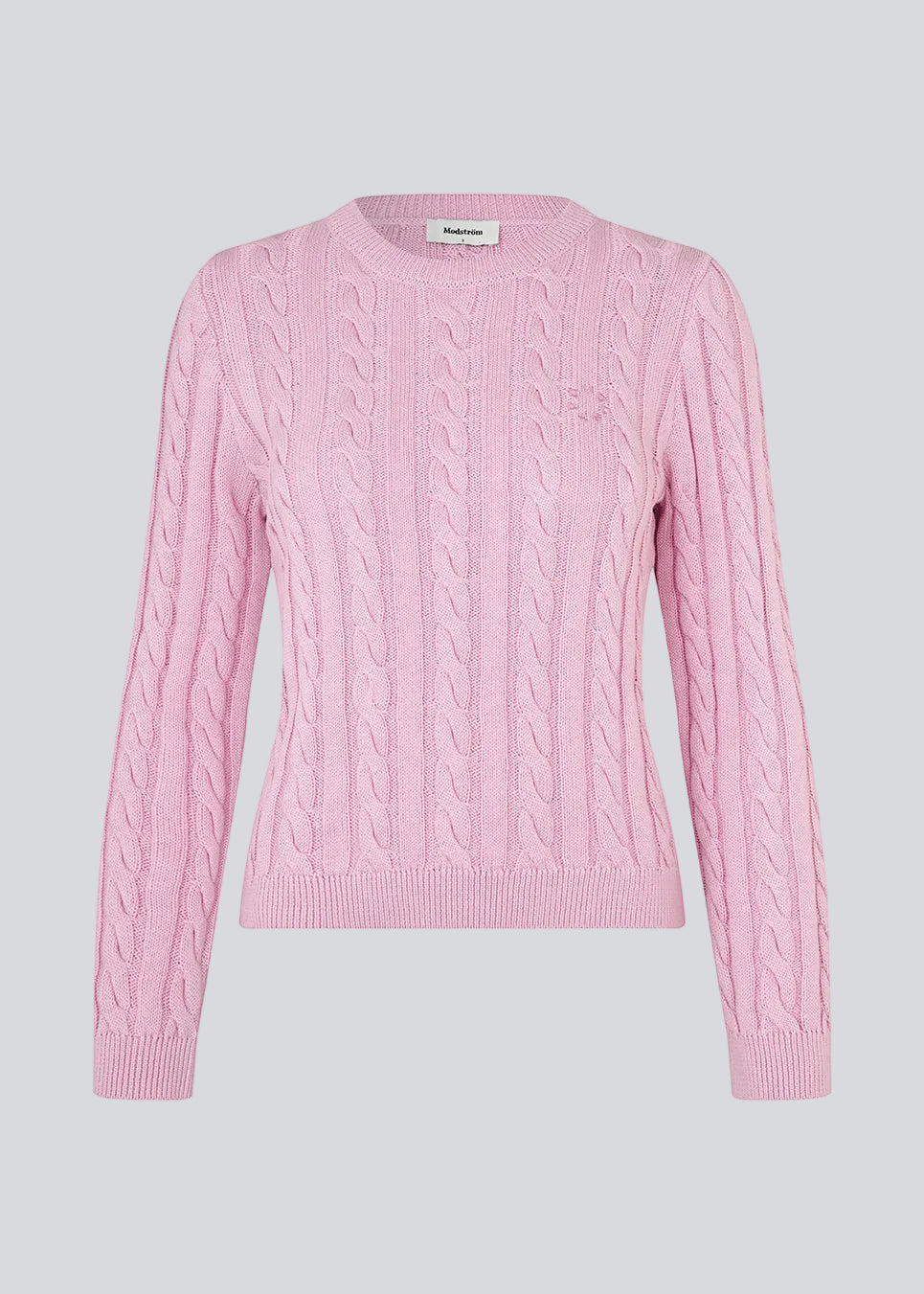 Fitted knit in light pink with a round neckline in 100% organic cotton. Sabremd o-neck has a cable pattern and an embroidered chest logo. The model is 175 cm and wears a size s/36.