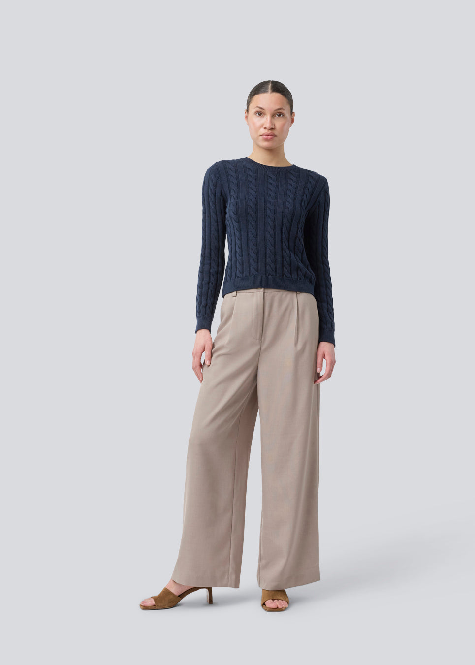 Fitted knit with a round neckline in 100% organic cotton. Sabremd o-neck has a cable pattern and an embroidered chest logo. The model is 175 cm and wears a size s/36.