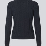 Fitted knit with a round neckline in 100% organic cotton. Sabremd o-neck has a cable pattern and an embroidered chest logo. The model is 175 cm and wears a size s/36.