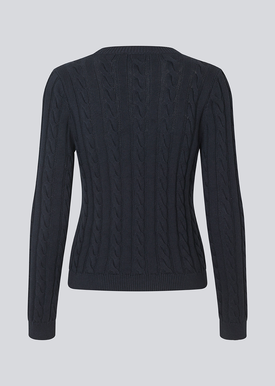 Fitted knit with a round neckline in 100% organic cotton. Sabremd o-neck has a cable pattern and an embroidered chest logo. The model is 175 cm and wears a size s/36.