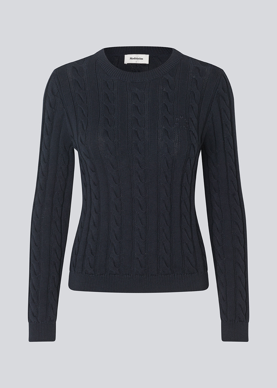 Fitted knit with a round neckline in 100% organic cotton. Sabremd o-neck has a cable pattern and an embroidered chest logo. The model is 175 cm and wears a size s/36.