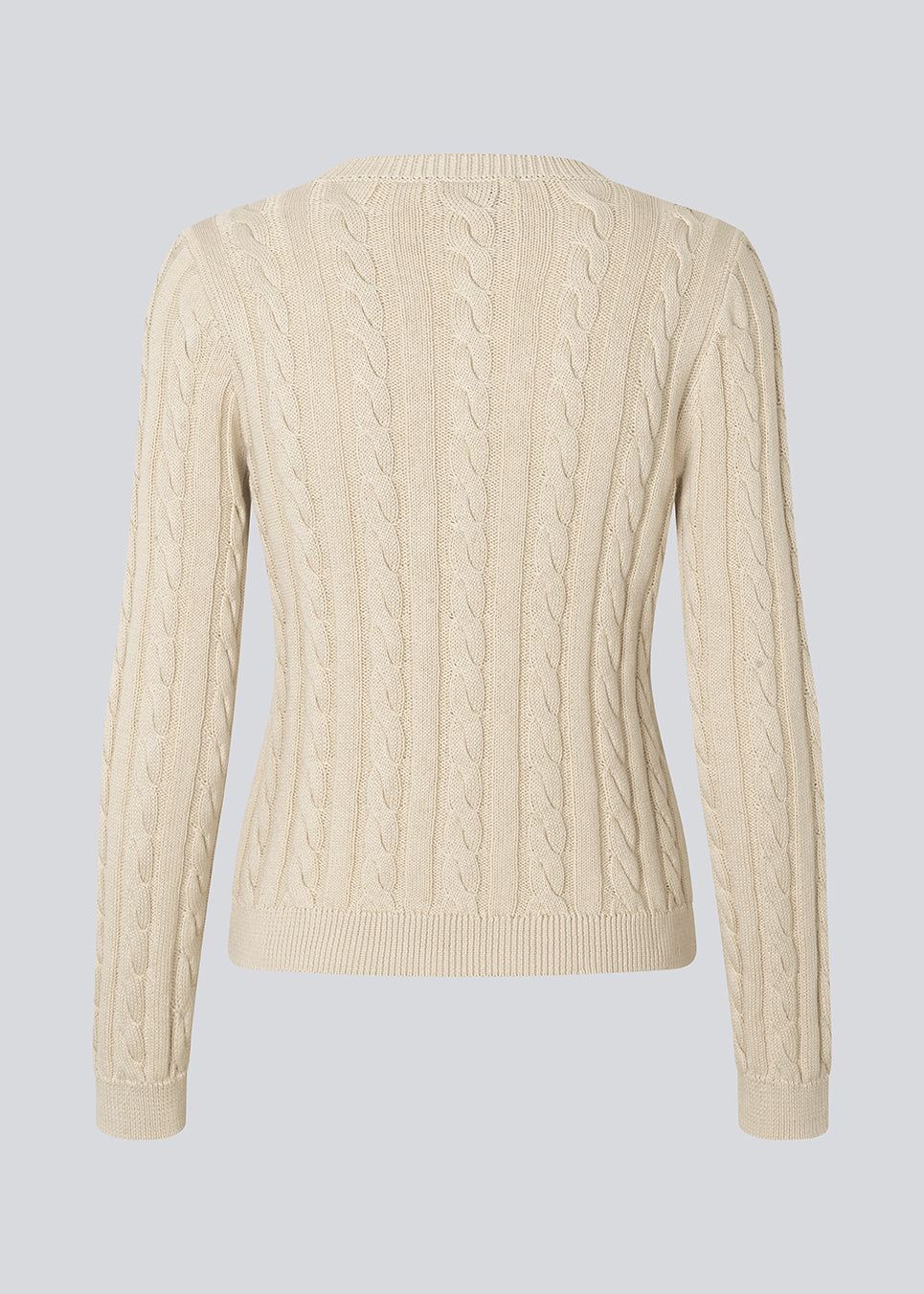 Fitted knit with a round neckline in 100% organic cotton. Sabremd o-neck has a cable pattern and an embroidered chest logo. The model is 175 cm and wears a size s/36.