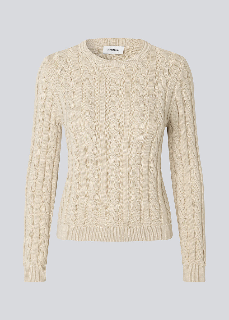 Fitted knit with a round neckline in 100% organic cotton. Sabremd o-neck has a cable pattern and an embroidered chest logo. The model is 175 cm and wears a size s/36.