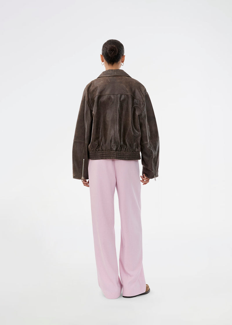 Leather jacket in 100% lambskin. The Salmonmd jacket has an edgy vintage look and can be styled as both a transitional and winter jacket with a knit underneath. Perfect for adding edge to your outfit.