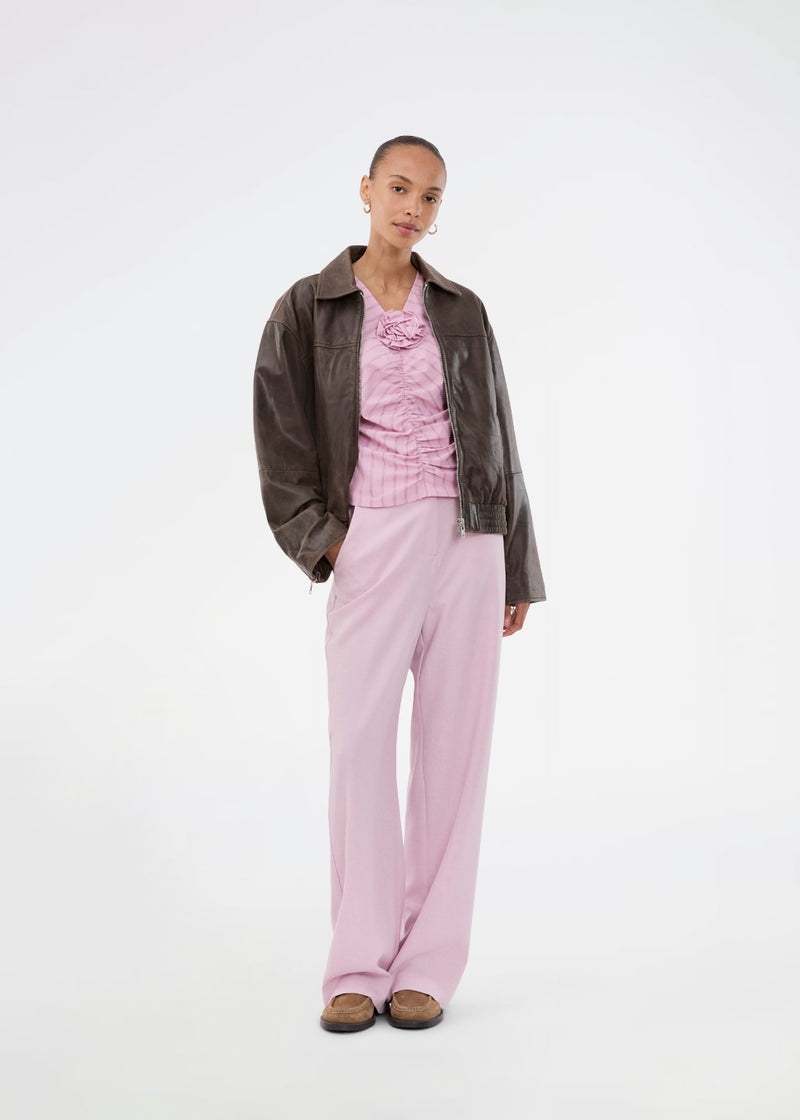 Leather jacket in 100% lambskin. The Salmonmd jacket has an edgy vintage look and can be styled as both a transitional and winter jacket with a knit underneath. Perfect for adding edge to your outfit.