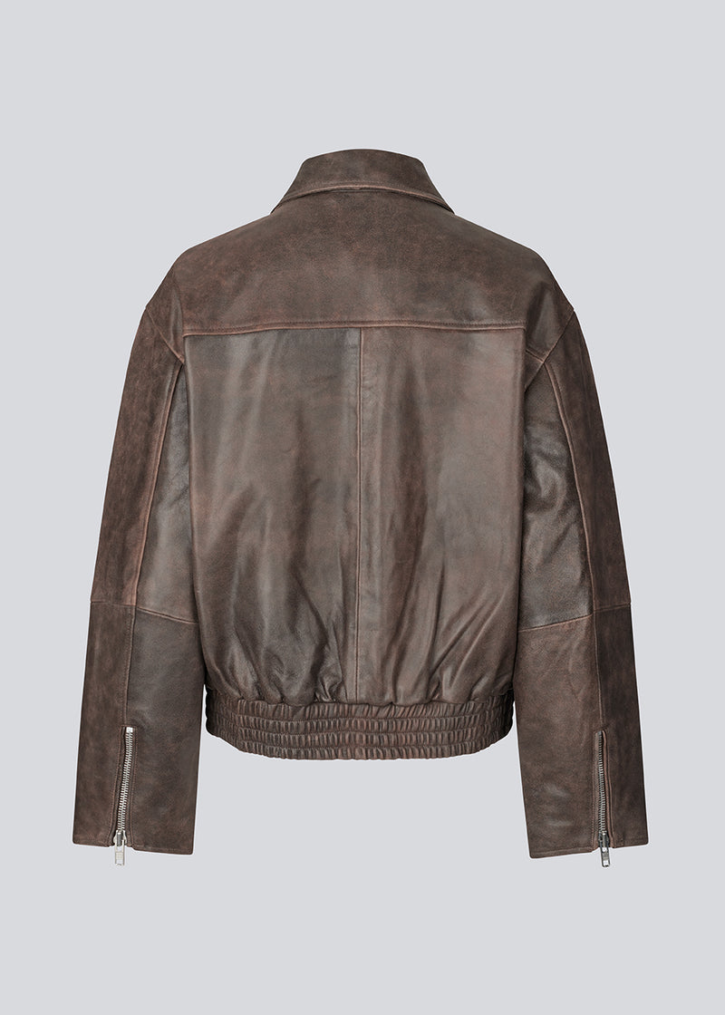 Leather jacket in 100% lambskin. The Salmonmd jacket has an edgy vintage look and can be styled as both a transitional and winter jacket with a knit underneath. Perfect for adding edge to your outfit.