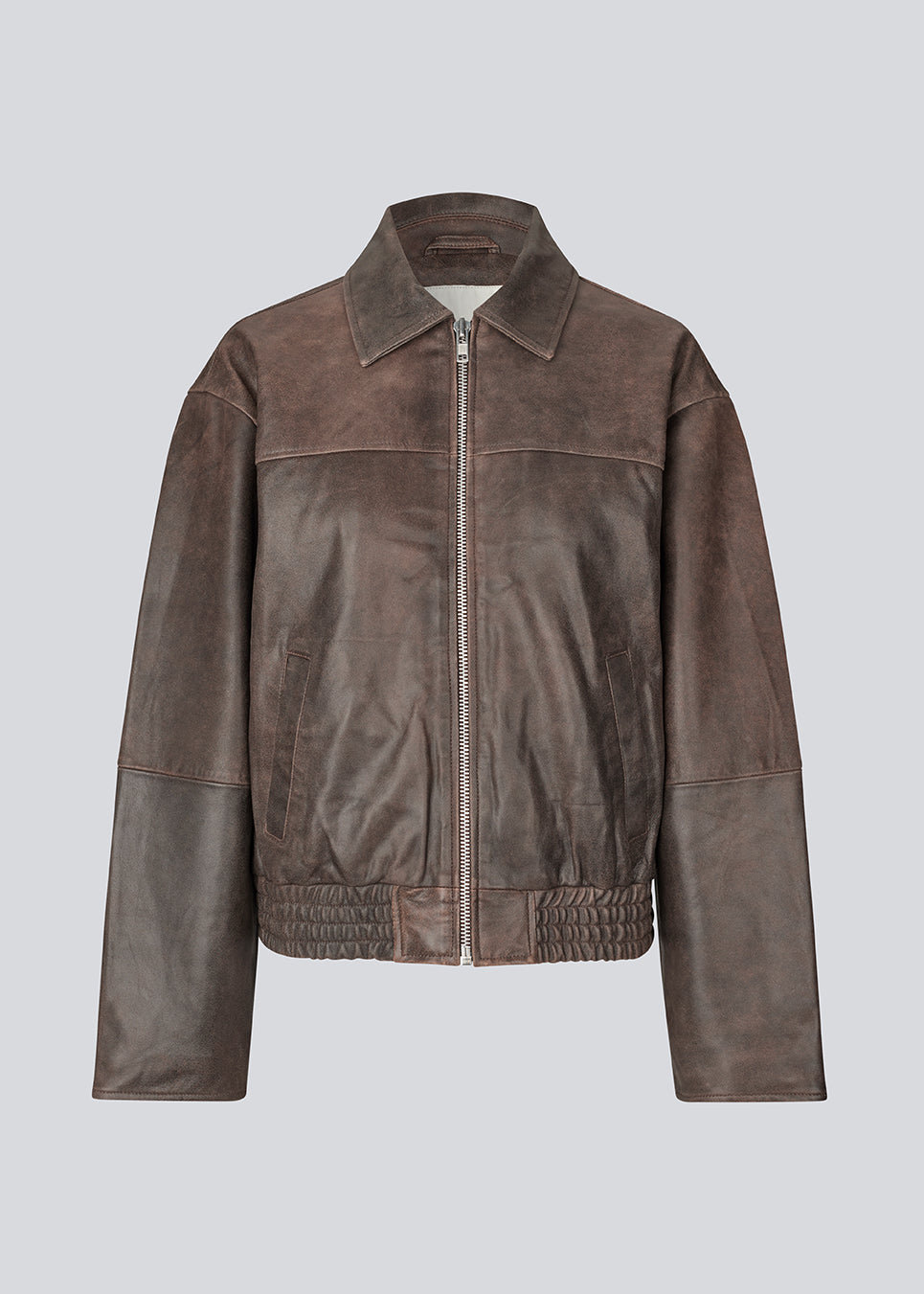 Leather jacket in 100% lambskin. The Salmonmd jacket has an edgy vintage look and can be styled as both a transitional and winter jacket with a knit underneath. Perfect for adding edge to your outfit.