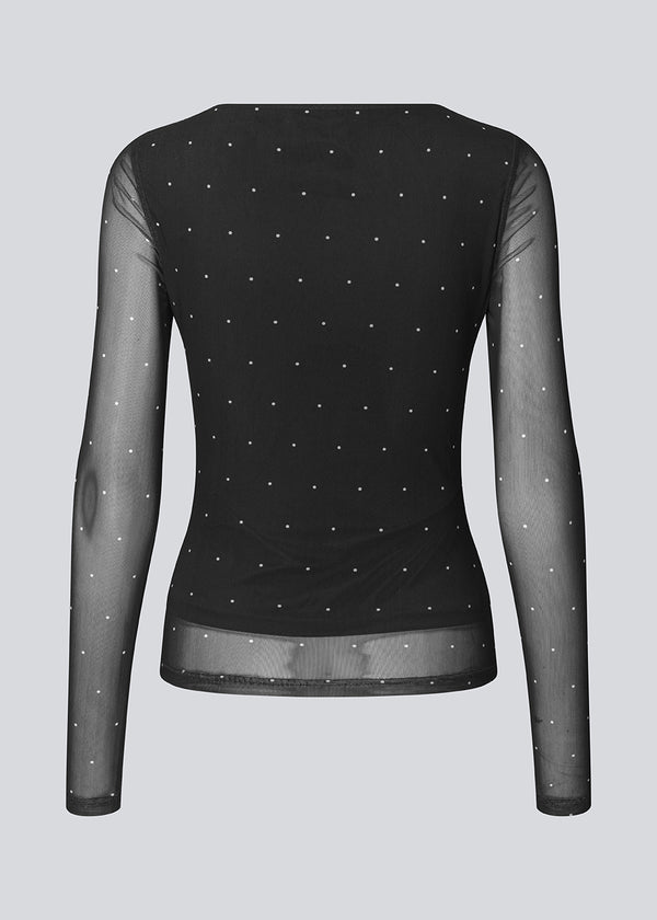 Long-sleeved mesh top with polka dots. The Samalamd print top has a scrunch detail on the front and a sewn-on undershirt for a non-see-through look. Made from 92% recycled polyester. Perfect for both everyday and special occasions.