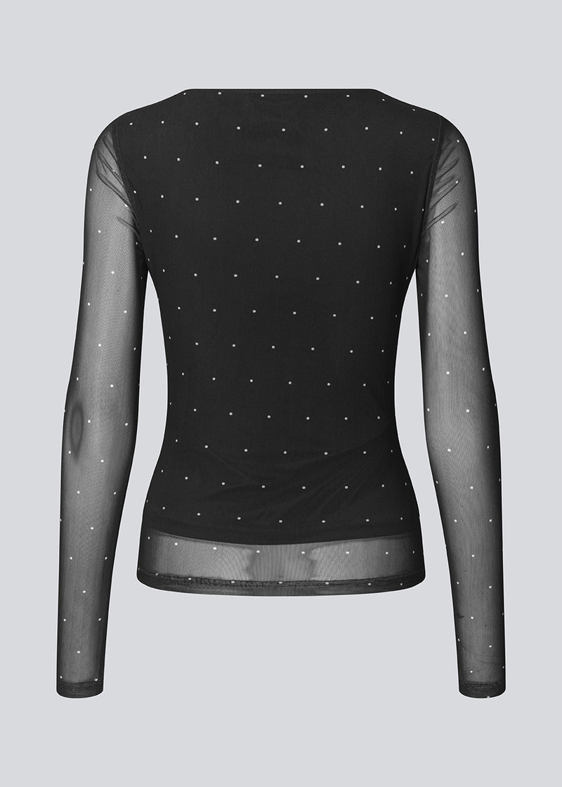 Long-sleeved mesh top with polka dots. The Samalamd print top has a scrunch detail on the front and a sewn-on undershirt for a non-see-through look. Made from 92% recycled polyester. Perfect for both everyday and special occasions.