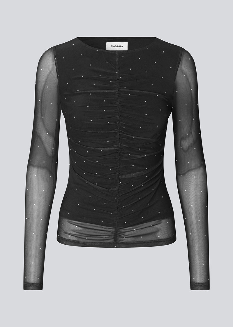Long-sleeved mesh top with polka dots. The Samalamd print top has a scrunch detail on the front and a sewn-on undershirt for a non-see-through look. Made from 92% recycled polyester. Perfect for both everyday and special occasions.