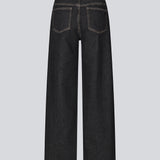 Edgy jeans in cotton denim with sewing details and classic pockets. Sandermd Jeans have belt loops, hidden zipper closure and a single button closure that creates a modern look.