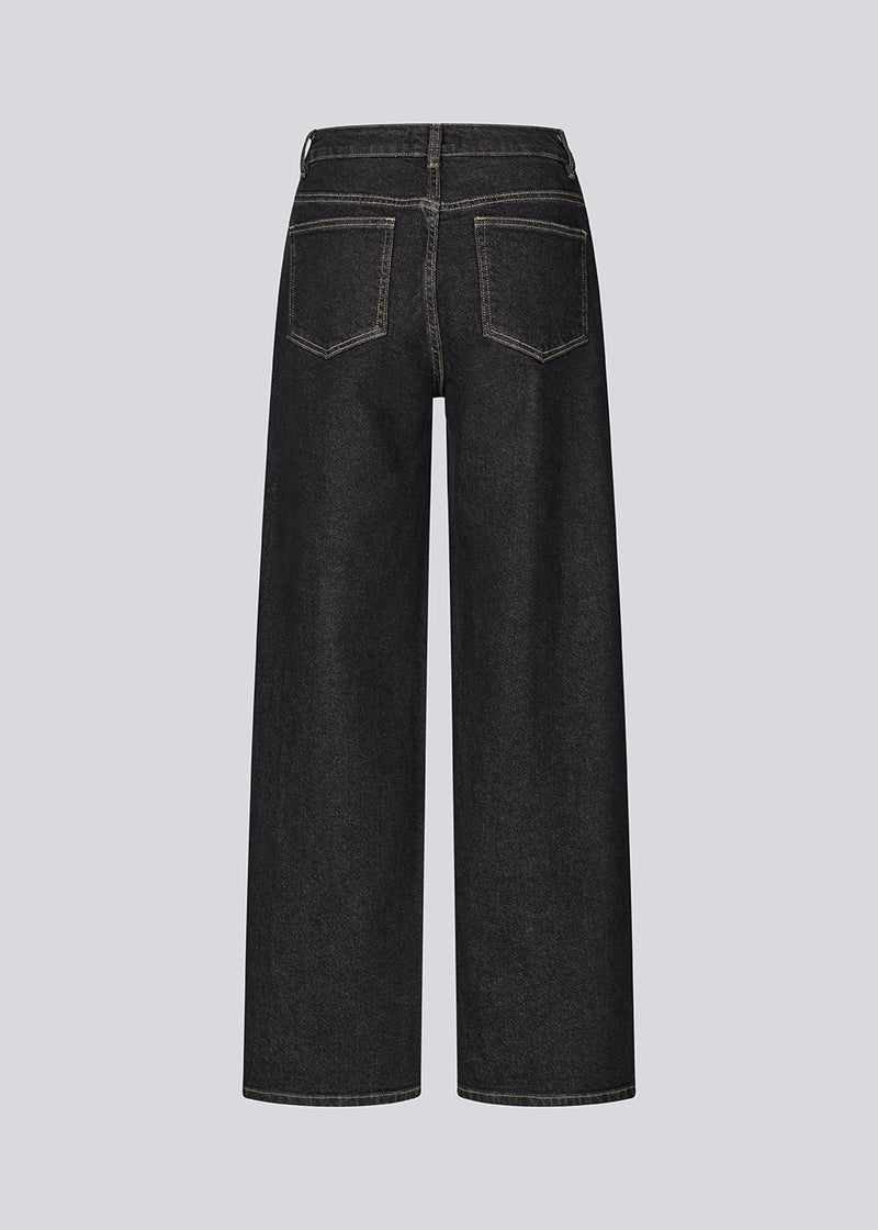 Edgy jeans in cotton denim with sewing details and classic pockets. Sandermd Jeans have belt loops, hidden zipper closure and a single button closure that creates a modern look.