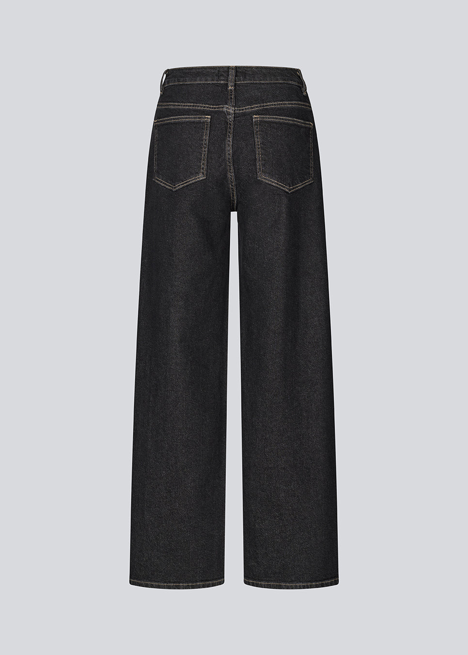 Edgy jeans in cotton denim with sewing details and classic pockets. Sandermd Jeans have belt loops, hidden zipper closure and a single button closure that creates a modern look.