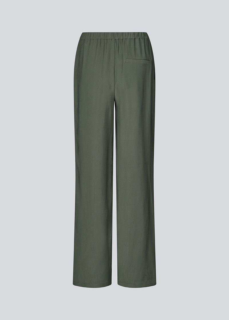 Loose everyday trousers in mos green. Sebastianmd pants have an elastic waist for a perfect fit and a casual look that can easily be styled up with an elegant, printed shirt or top. Your new go-to trousers for both everyday and special occasions.