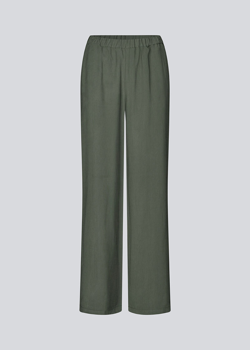 Loose everyday trousers in mos green. Sebastianmd pants have an elastic waist for a perfect fit and a casual look that can easily be styled up with an elegant, printed shirt or top. Your new go-to trousers for both everyday and special occasions.