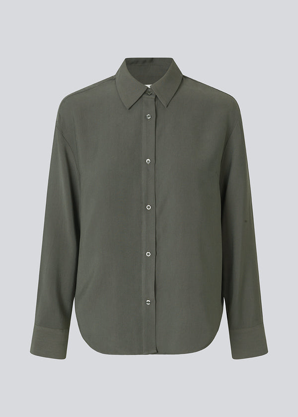 Timeless shirt with collar, button closure and long sleeves in soft material. The Sebastianmd Shirt is made of 90% LENZING™ ECOVERO™ viscose for a more sustainable choice.