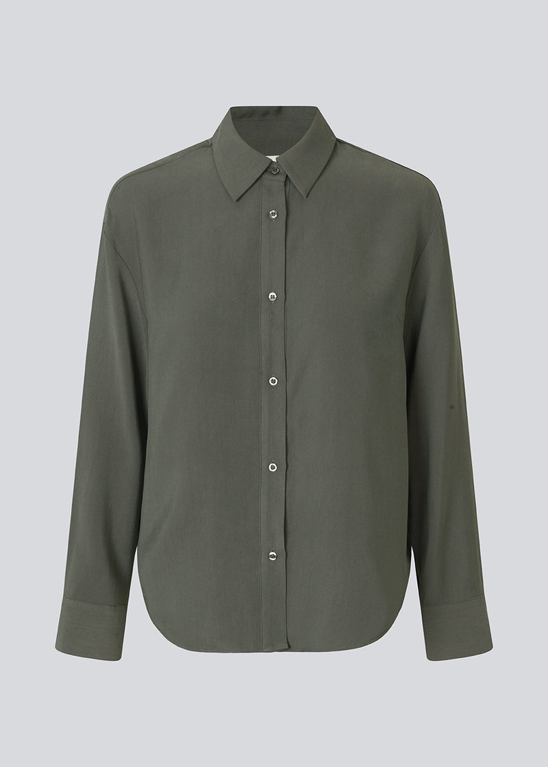 Timeless shirt with collar, button closure and long sleeves in soft material. The Sebastianmd Shirt is made of 90% LENZING™ ECOVERO™ viscose for a more sustainable choice.