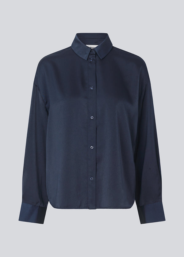 Shirt with relaxed fit. The Sheltonmd Shirt features a timeless design and an elegant look, made from recycled polyester.