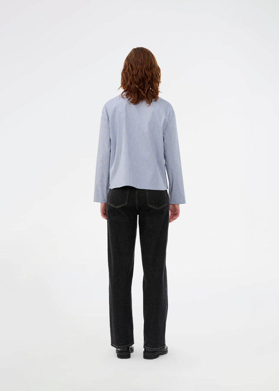 Checkered shirt with a loose fit. The Shepardmd shirt has a collar, chest pocket and hidden button closure. It stops at the hip and gives a cool look with jeans. The shirt has cool details on the side with buttons.