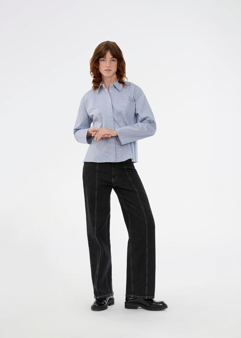 Checkered shirt with a loose fit. The Shepardmd shirt has a collar, chest pocket and hidden button closure. It stops at the hip and gives a cool look with jeans. The shirt has cool details on the side with buttons.