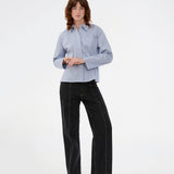 Checkered shirt with a loose fit. The Shepardmd shirt has a collar, chest pocket and hidden button closure. It stops at the hip and gives a cool look with jeans. The shirt has cool details on the side with buttons.