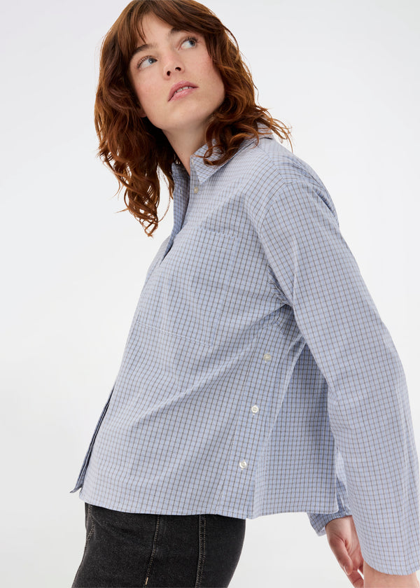 Checkered shirt with a loose fit. The Shepardmd shirt has a collar, chest pocket and hidden button closure. It stops at the hip and gives a cool look with jeans. The shirt has cool details on the side with buttons.
