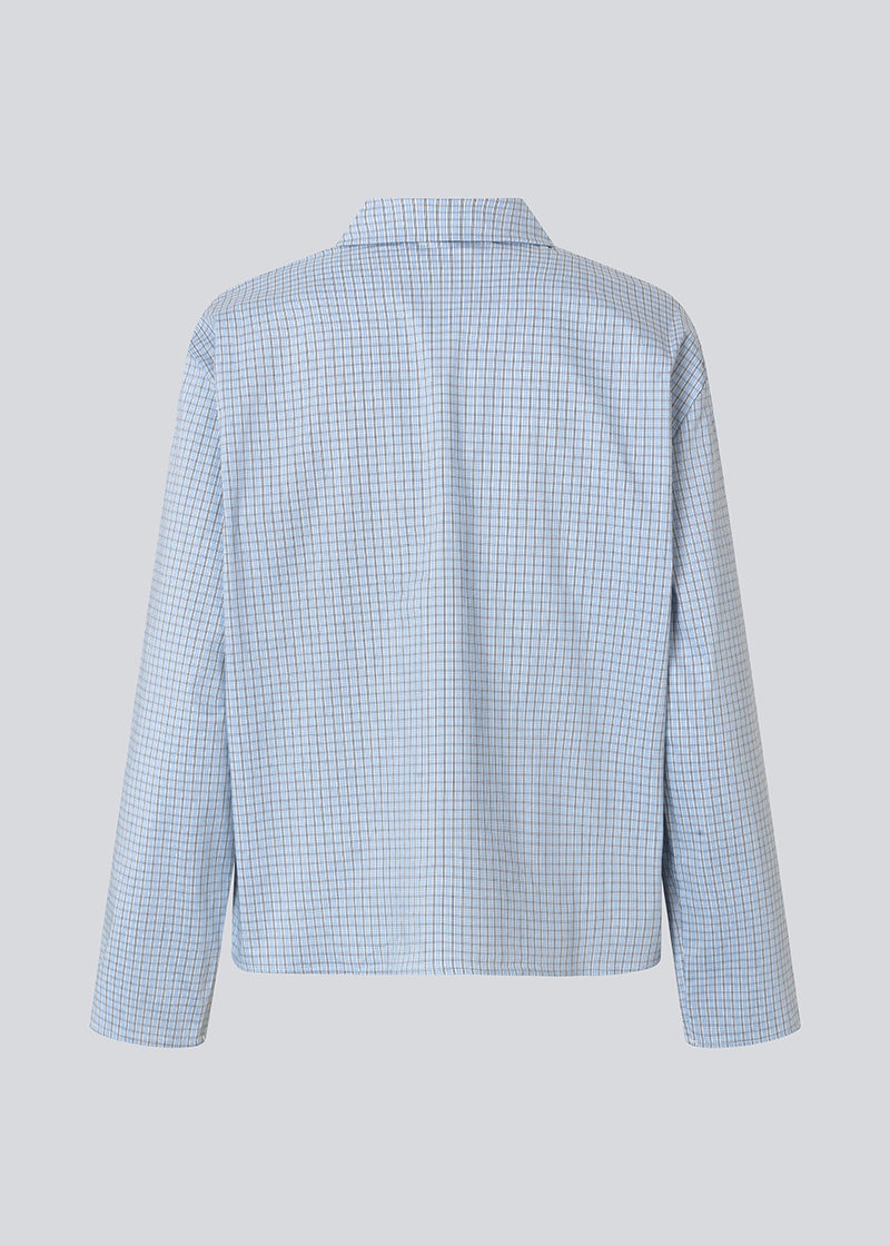 Checkered shirt with a loose fit. The Shepardmd shirt has a collar, chest pocket and hidden button closure. It stops at the hip and gives a cool look with jeans. The shirt has cool details on the side with buttons.