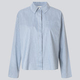 Checkered shirt with a loose fit. The Shepardmd shirt has a collar, chest pocket and hidden button closure. It stops at the hip and gives a cool look with jeans. The shirt has cool details on the side with buttons.